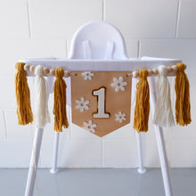 Load image into Gallery viewer, Wood White Daisy High Chair Garland
